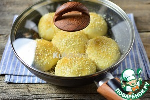 Сладкие булочки с кунжутом на сковороде