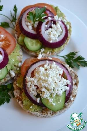 Бутерброды с авокадо на цельнозерновых хлебцах