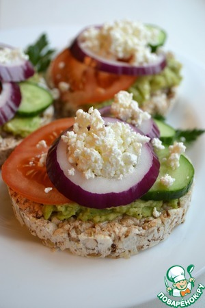 Бутерброды с авокадо на цельнозерновых хлебцах