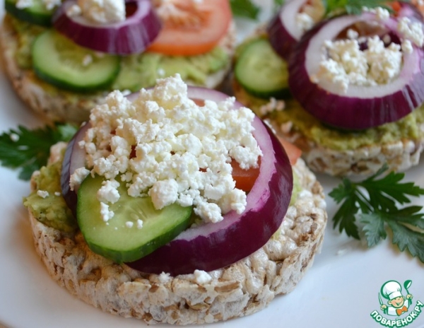 Бутерброды с авокадо на цельнозерновых хлебцах