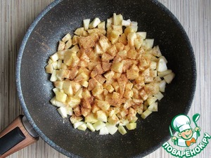 Пирог с яблоками на сковороде