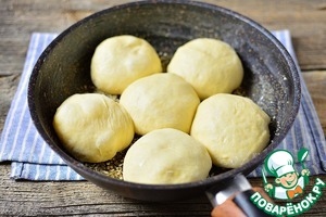 Сладкие булочки с кунжутом на сковороде