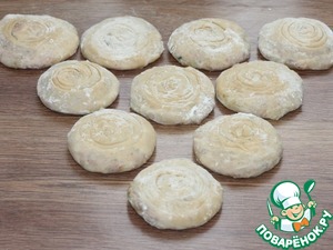 Слоёные лепёшки с луком и тунцом