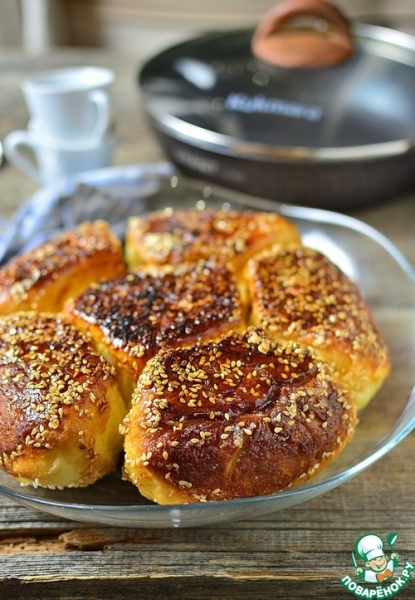 Сладкие булочки с кунжутом на сковороде