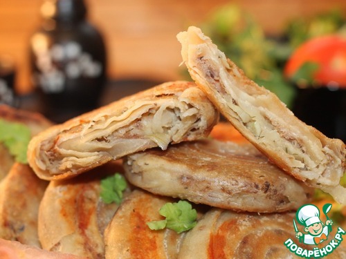 Слоёные лепёшки с луком и тунцом