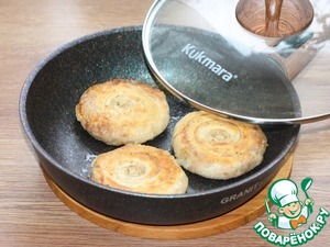 Слоёные лепёшки с луком и тунцом