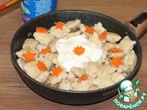 Галушки с курицей, грибами и луком