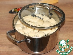 Галушки с курицей, грибами и луком