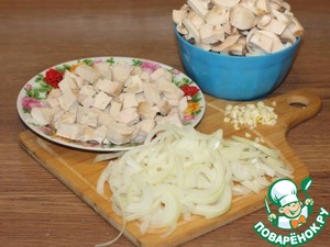 Галушки с курицей, грибами и луком