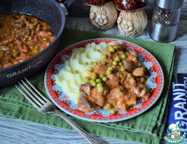 Грибной гуляш с зелёным горошком Грибной гуляш с зелёным горошком