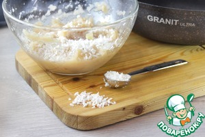 Яблочная пастила с кокосовой стружкой на сковороде