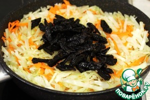 Капуста с нутом и черносливом