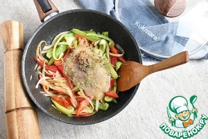 Колбаски с перцем в пикантном яблочном соусе Колбаски с перцем в пикантном яблочном соусе