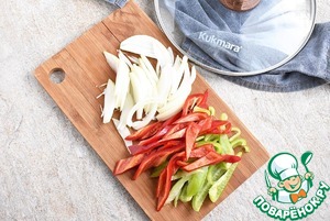 Колбаски с перцем в пикантном яблочном соусе Колбаски с перцем в пикантном яблочном соусе