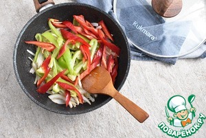 Колбаски с перцем в пикантном яблочном соусе Колбаски с перцем в пикантном яблочном соусе