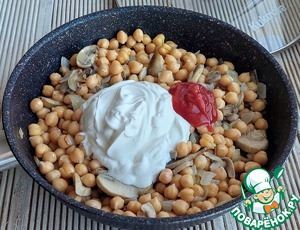 Нут с грибами в сметанном соусе