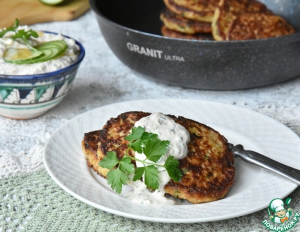 Оладьи из цветной капусты с греческим соусом Оладьи из цветной капусты с греческим соусом
