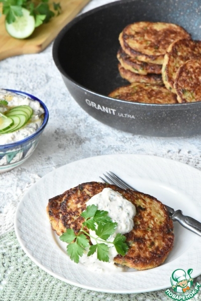 Оладьи из цветной капусты с греческим соусом Оладьи из цветной капусты с греческим соусом
