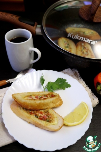 Омлет в батоне на завтрак