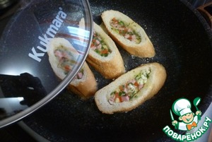 Омлет в батоне на завтрак