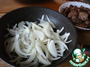 Печень куриная в сливочно-луковом соусе