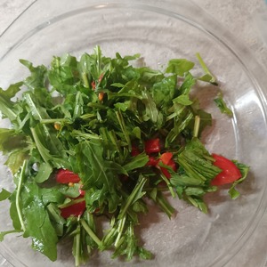 Салат из рукколы с креветками