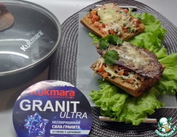 Сэндвич с говядиной и помидорной сальсой