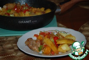 Сковорода со свининой, жаренной с овощами