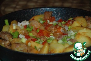 Сковорода со свининой, жаренной с овощами