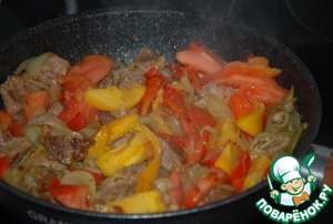 Сковорода со свининой, жаренной с овощами