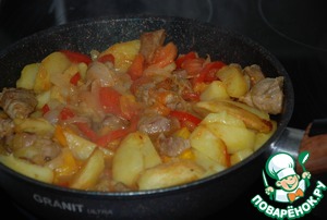 Сковорода со свининой, жаренной с овощами