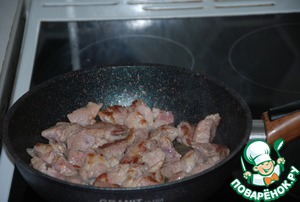 Сковорода со свининой, жаренной с овощами