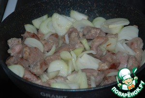 Сковорода со свининой, жаренной с овощами