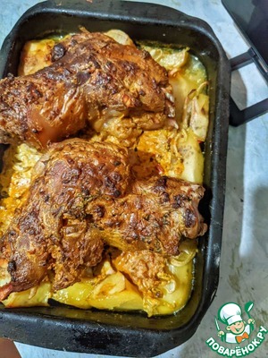 Свиные ножки с картофелем Свиные ножки с картофелем