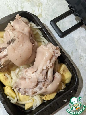 Свиные ножки с картофелем Свиные ножки с картофелем
