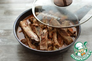 Свиные ребра, тушеные с помидорами