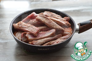 Свиные ребра, тушеные с помидорами