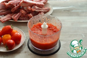 Свиные ребра, тушеные с помидорами