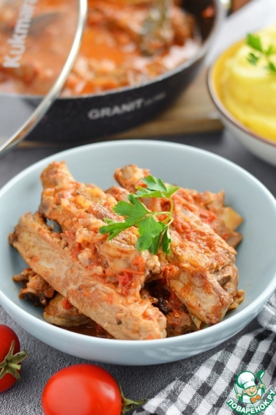 Свиные ребра, тушеные с помидорами