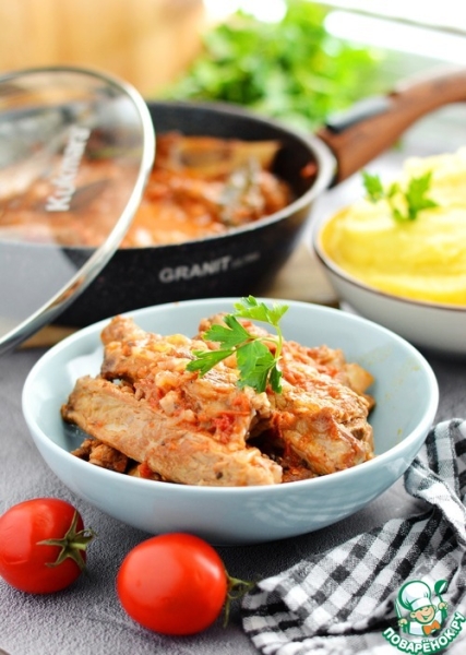 Свиные ребра, тушеные с помидорами