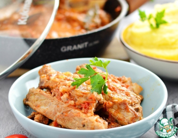 Свиные ребра, тушеные с помидорами