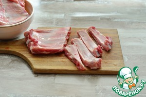 Свиные ребра, тушеные с помидорами