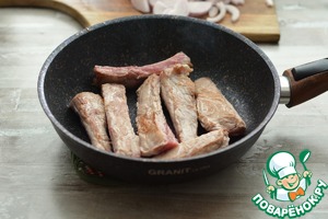 Свиные ребра, тушеные с помидорами