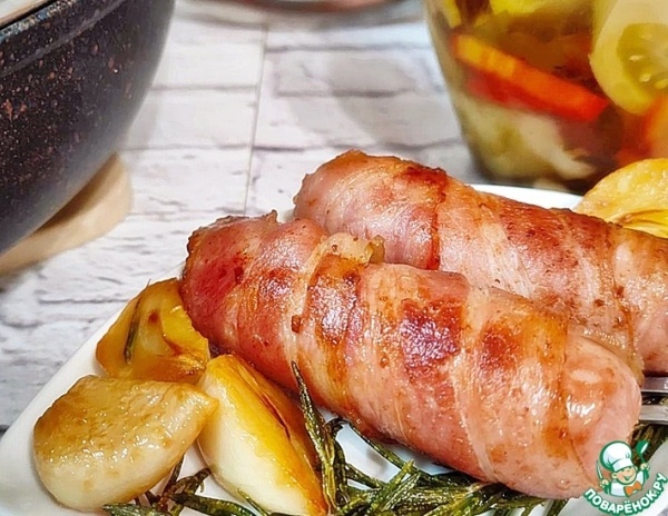 Жареные сосиски в беконе Жареные сосиски в беконе