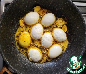 Жареные вареные яйца со специями