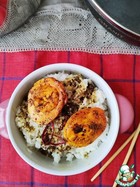 Жареные вареные яйца со специями