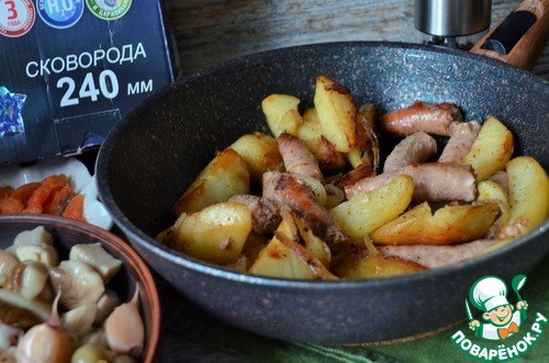Жареный картофель с колбасками
