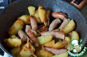 Жареный картофель с колбасками
