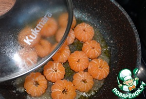 Кекс с мандаринами на сковороде