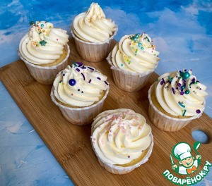 Капкейки с начинкой, украшенные кремом Капкейки с начинкой, украшенные кремом